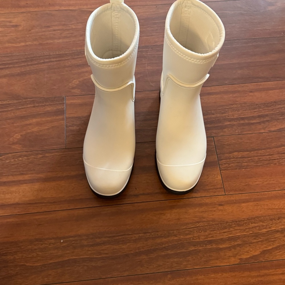 UGG women size 8 White Rain Boots never worn - Picture 2 of 7